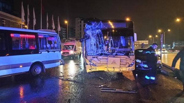 İETT otobüsü, yolcu bekleyen minibüse çarptı: Yaralılar var