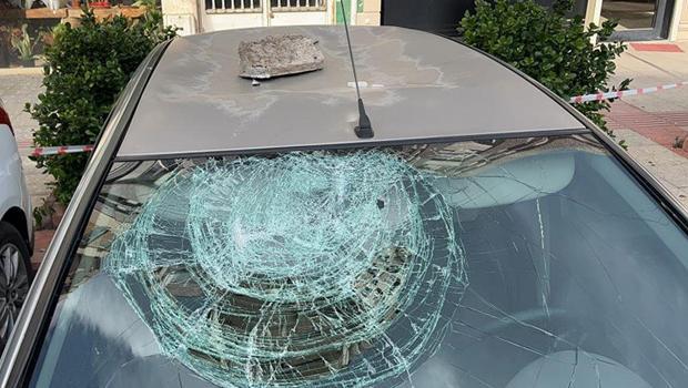 İskenderun'da fırtına: Araçlar hasar gördü