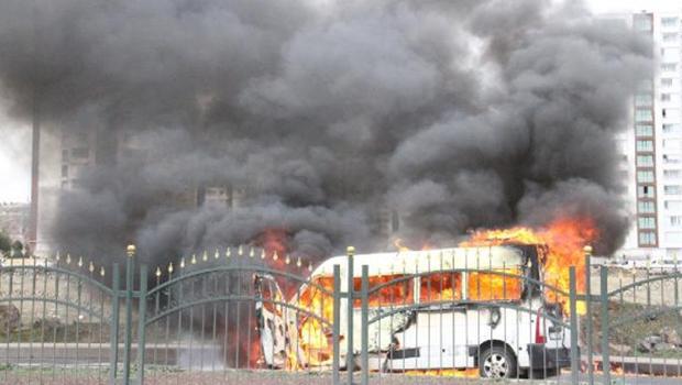 Yolculu minibüsü seyir halindeyken alev aldı