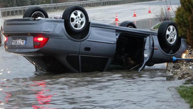 Su birikintisine giren otomobil takla attı: 3 yaralı