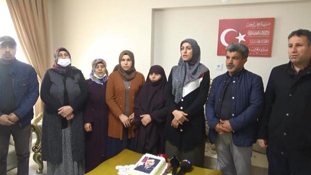 Evlat nöbetindeki aileler, Cumhurbaşkanı Erdoğan’ın doğum gününü kutladı