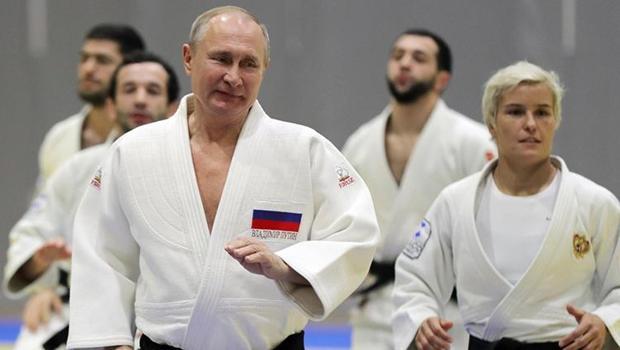 Son Dakika: Vladimir Putin'in onursal başkanlığı askıya alındı!