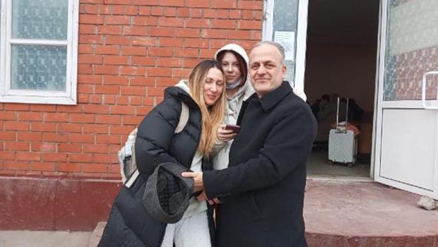 İzmit'ten Ukrayna'ya gidip eşi ve kızını aldı