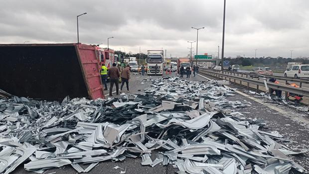 Son dakika... TEM'de sac yüklü TIR devrildi! Yol trafiğe kapandı