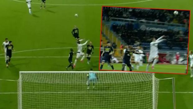 Kasımpaşa - Fenerbahçe maçında Szalai'nin golü öncesi Valencia'nın hareketi faul mü?