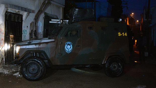 DEAŞ operasyonunda kapısı açılmayan eve 'zırhlı araç' ile müdahale
