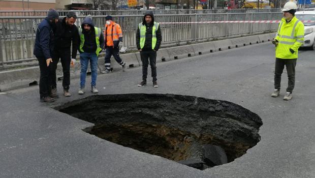 Bağcılar’da metro inşaatı yanındaki yolda göçük