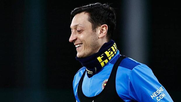 Son Dakika: Trabzonspor öncesi Fenerbahçe'de Mesut Özil sevinci!