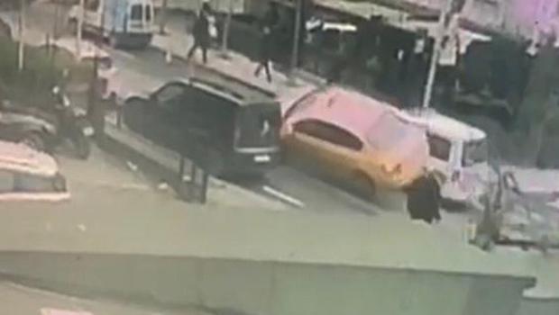 Taksi, ara sokaktan çıkan polis aracına çarptı, 4 araca vurarak durabildi