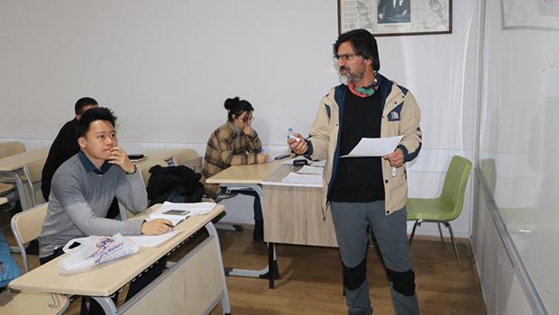 Çinli turist Yüksekova'da Farsça öğreniyor