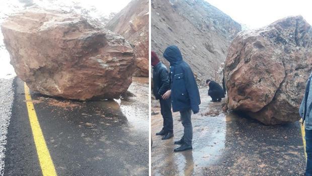 Bahçesaray'da heyelan! Düşen kayalar yolu kapattı