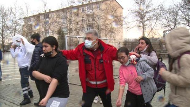 70 öğrenci zehirlenme şüphesiyle hastaneye kaldırıldı! Valilik açıklama yaptı