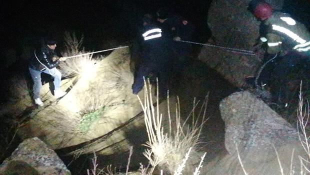 Kayalıklarda mahsur kalan 2 genç böyle kurtarıldı