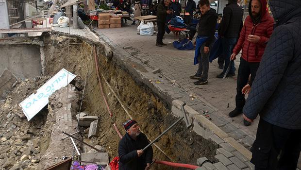 Avcılar'da korku dolu anlar! Semt pazarında kaldırım çöktü