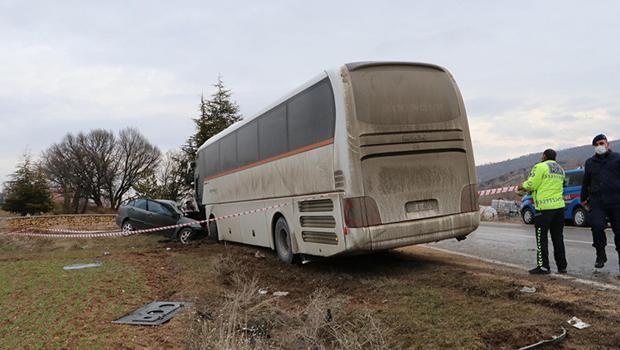 İşçi servis otobüsü ile otomobil çarpıştı! Feci kazada 3 kişi hayatını kaybetti