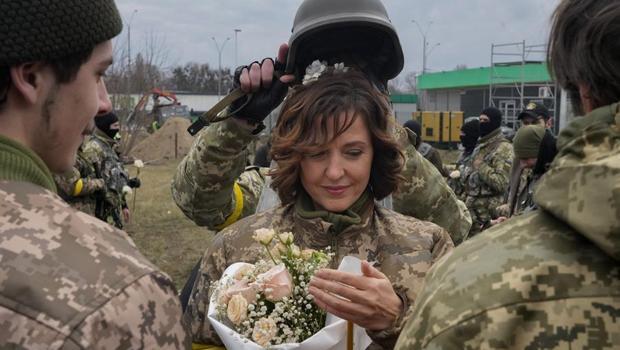 Gelinlik yerine kamuflaj ceketi, taç yerine kask! Kiev'de kuşatma altında nikah kıydılar