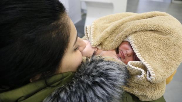 Ukrayna'da sığınakta doğdu, henüz adı bile yok! 2 gündür yoldalardı, Türkiye'ye geldiler