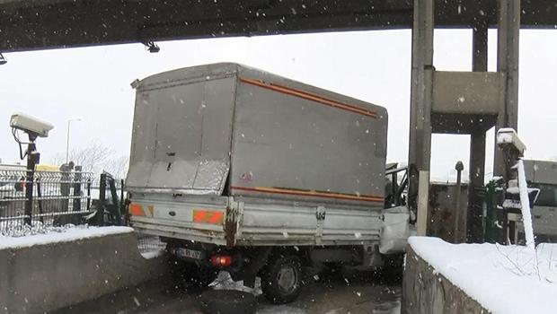 Korku dolu anlar! Kamyonet gişeye çarptı: 2 yaralı