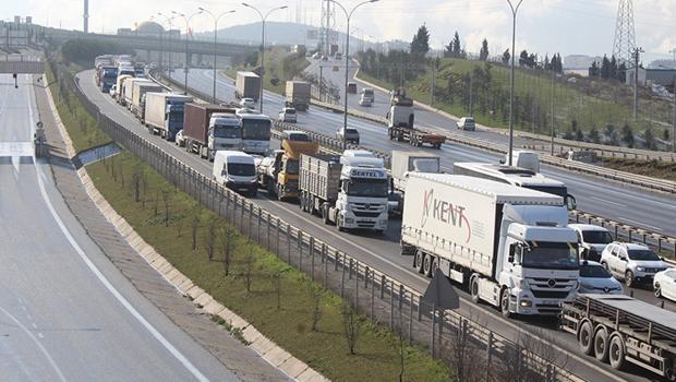 İstanbul'a girişleri izin verilmedi... 8 kilometrelik kuyruk