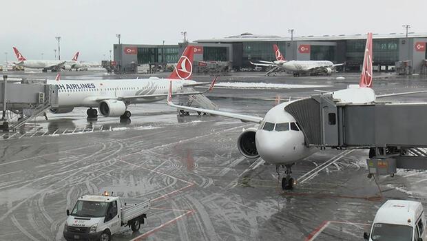 İstanbul Havalimanında karla mücadele: Uçuşlarda aksama yok