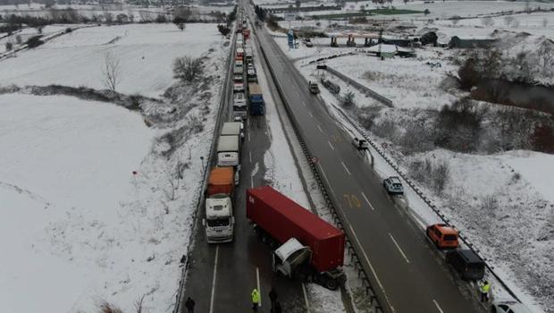 Kilometrelerce kuyruk oluştu! TIR kaza yaptı, Bursa-İzmir karayolu felç oldu
