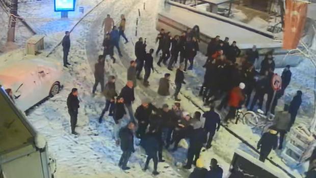 Kartopu savaşı, silahlı çatışmaya döndü: 6 yaralı