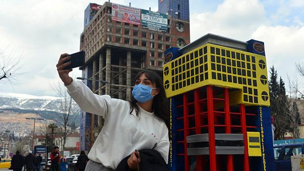 Yıkımına başlanan 'Dünyanın en saçma binası'nın pastadan maketini yaptılar