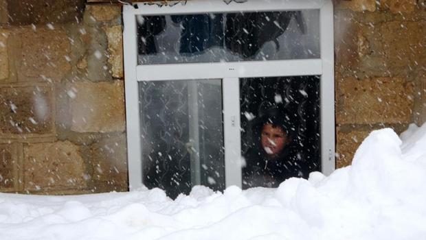 Muş'ta yoğun kar: Köyde evler kara gömüldü