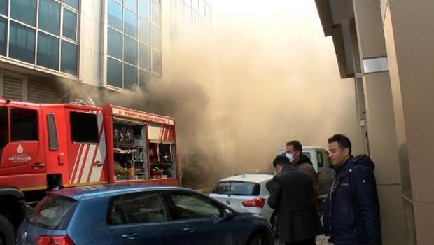 Kadıköy’de 3 katlı iş merkezinde yangın