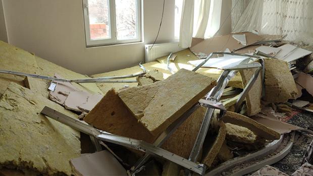 Korku dolu anlar! Kahvaltı yaparken üzerlerine asma tavan çöktü