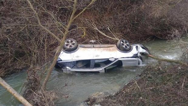 Otomobili dereye düştü tutanak tutup evine gitti