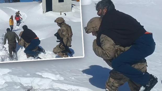 Jandarma, kanser hastasını sırtında helikoptere taşıdı