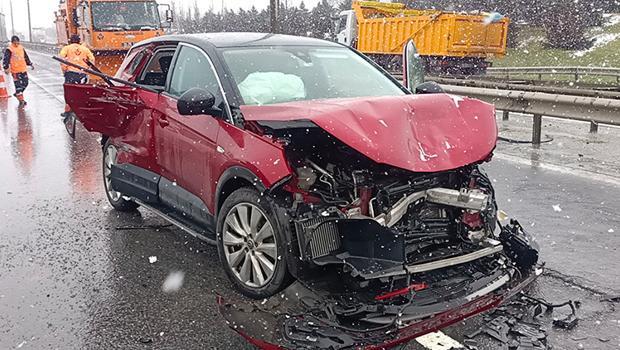 TEM'de 100 metre arayla 2 kaza: 3 yaralı