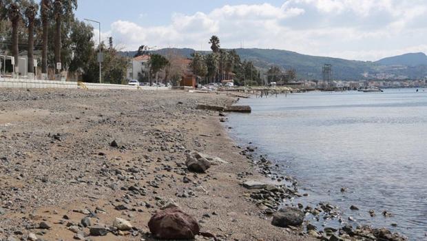 İzmir Foça'da deniz 20 metre çekildi