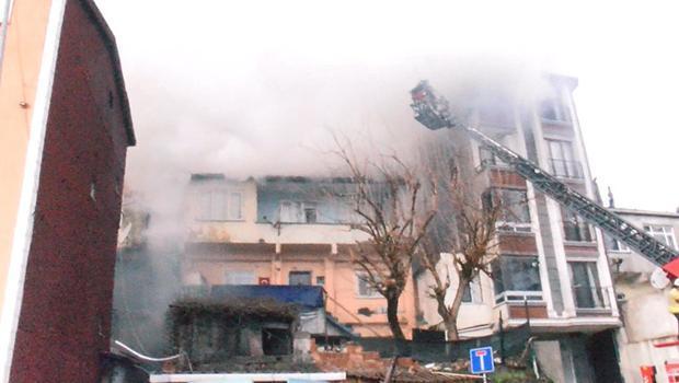 Kağıthane'de çatıda çıkan yangın yandaki binaya sıçradı