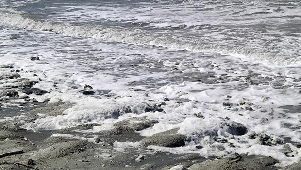 Endişelendiren görüntü! Burdur Gölü 4 ay sonra yine köpürdü