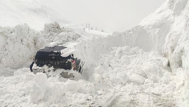 Yüksekova'da kamyonetin üzerine çığ düştü