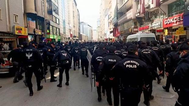 Adana Valiliği'nden yasa dışı gösteriyle ilgili açıklama: 2 polis memuruna soruşturma