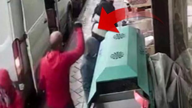 Eyüpsultan’da şaşkına çeviren olay! Küçük çocuğa böyle yumruk attı