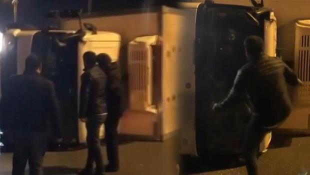Devrilen kamyondaki yaralılara tekmeli kurtarma operasyonu!