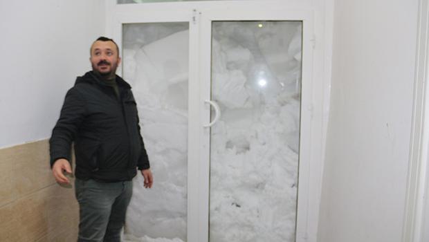 Bitlis’te kar kapı ve pencereleri kapattı! Çıkış yolu arıyor