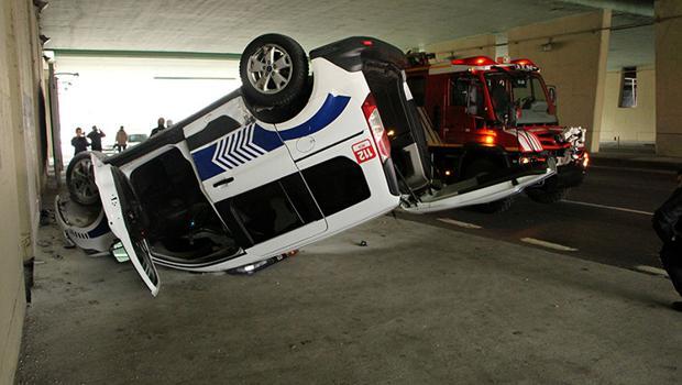 Şişli'de polis aracı devrildi: 2 yaralı
