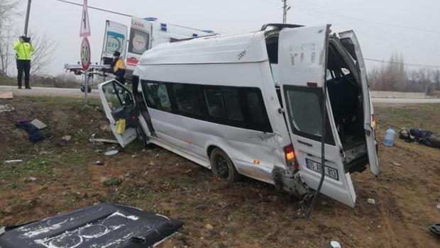 Amasya'da feci kaza! İşçileri taşıyan servis devrildi: 17 yaralı