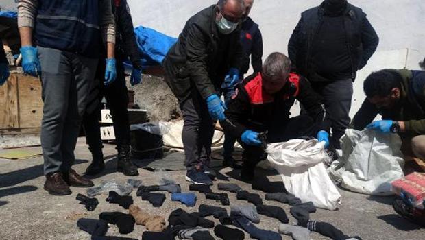 Evde çoraplara sarılı 40 tabanca ele geçirildi: 3 gözaltı