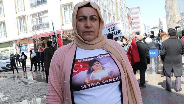 Van'da evlat nöbetindeki anne: Kızımın elinden kalemi alıp, silah verdiler