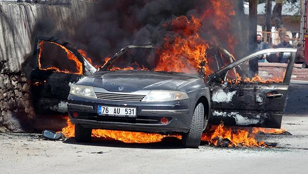Van'da seyir halindeki otomobil alev alev yandı