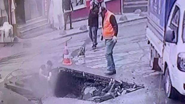 Su borusu patladı, işçiler zor anlar yaşadı