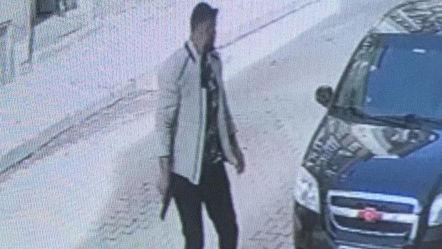 Sokak ortasında kurusıkı tabancanın dipçiğiyle 2 kardeşi darp etti