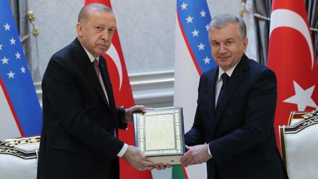 Cumhurbaşkanı Erdoğan, Mirziyoye Ali Şir Nevai Kulliyatı hediye etti