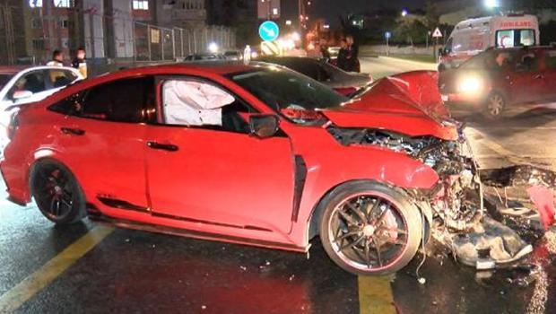 Başakşehir'de otomobil, ticari taksiyle çarpıştı: 4 yaralı